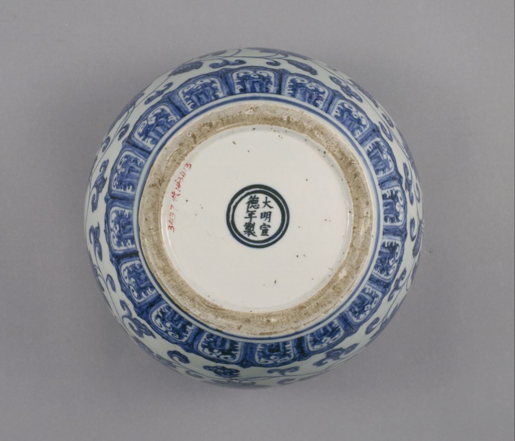 图片[3]-Blue and white covered pot with tangled branches and lotus patterns-China Archive